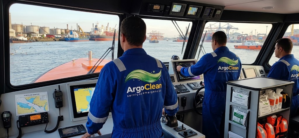 Equipe da Argo Clean na cabine de comando de uma embarcação, monitorando movimentação portuária em telas de navegação